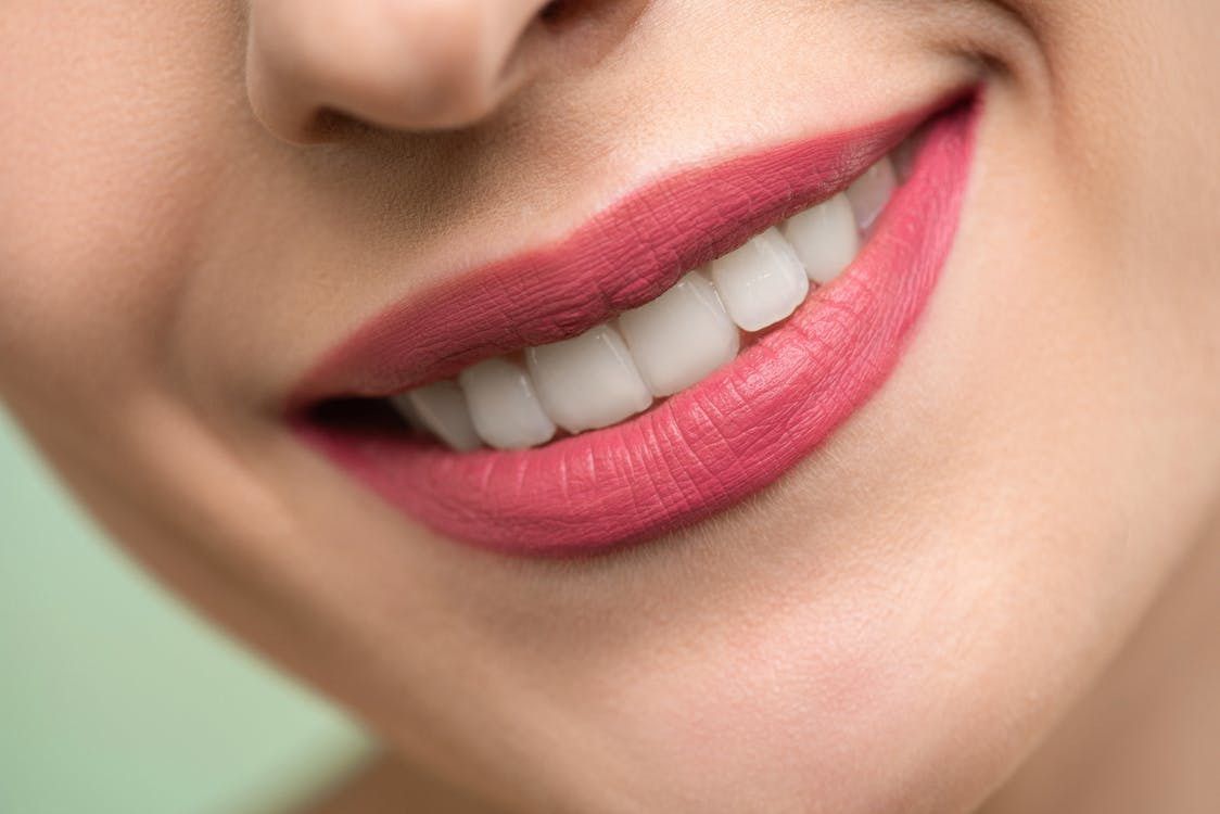 Стоматологи розповіли, як зберегти зуби після 40 років. Як після 40 років зберегти красиву і здорову посмішку.