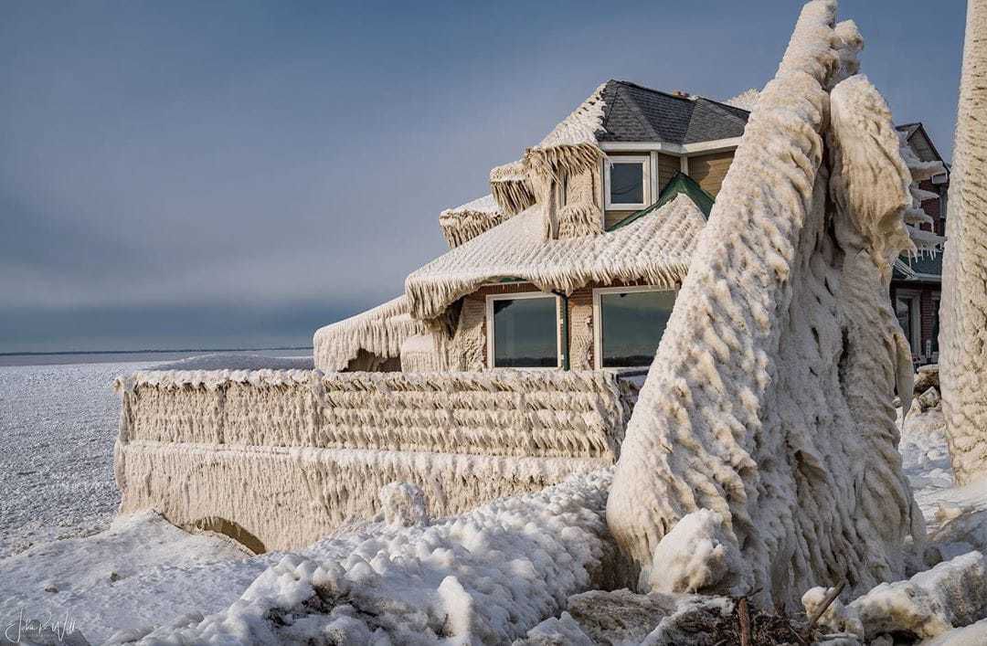 Крижаний шторм перетворив прибережне місто в США у справжнісіньку казку. Місцеві будинки покриті шаром льоду, який нагадає голки.