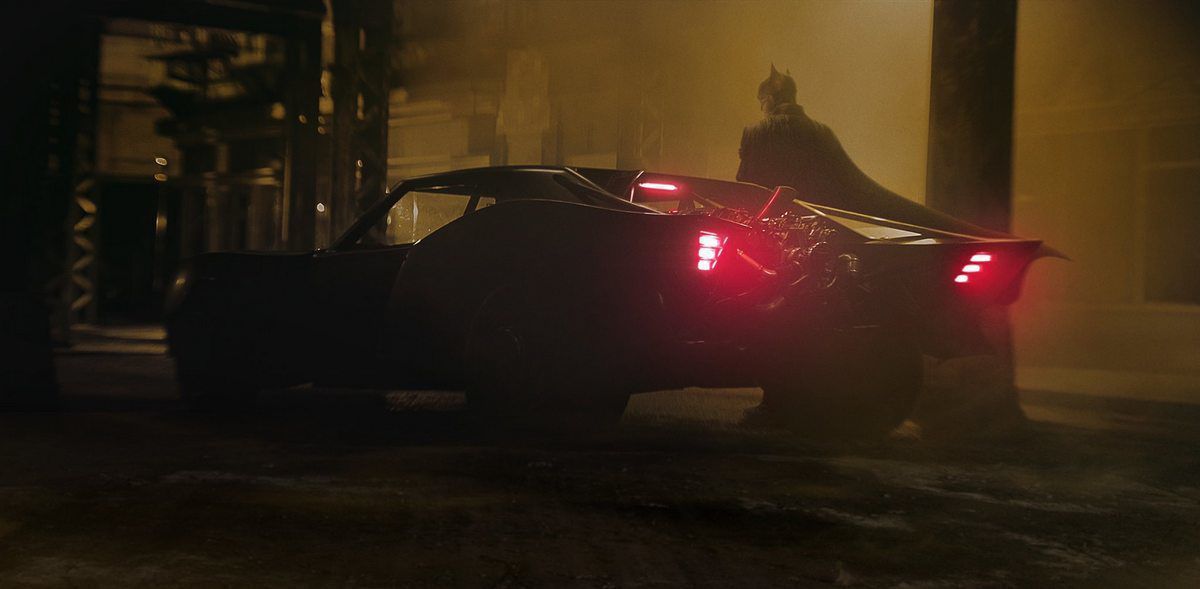Режисер нового "Бетмена" Метт Рівз показав фотографії бетмобіля, і він виявився надто простим для супергероя. Бетмобіль розділив шанувальників фільмів про Бетмена на 2 табори: одні "за", інші "проти".