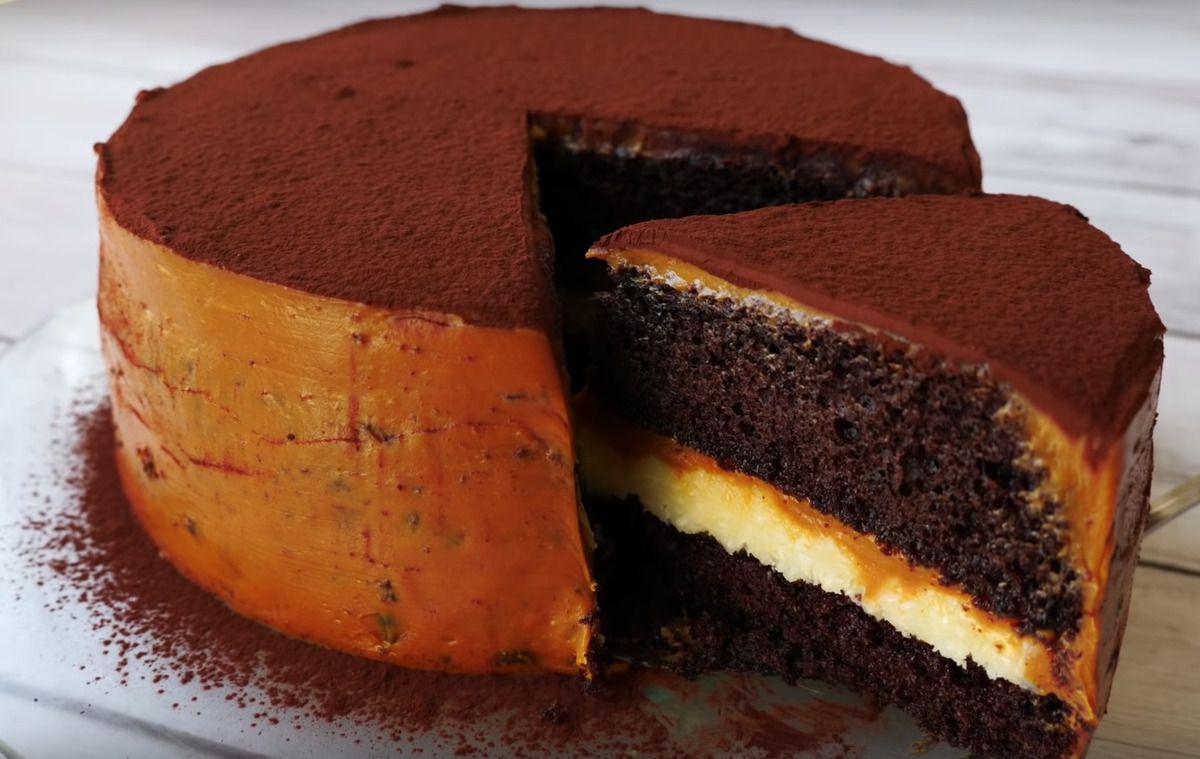 Шоколадний торт "Мулатка" — він принесе задоволення з першого шматочка. Тортик виходить дуже вологий і просочений.