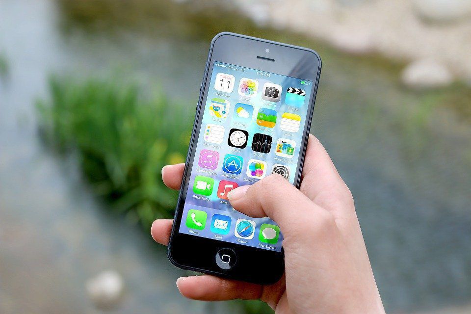 Вченими виявлено, що використання смартфона значно знижує ефект від знеболювальних ліків. Знеболювальні препарати діють гірше, якщо людина часто користується мобільним телефоном.