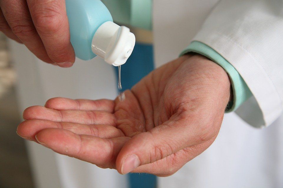 Дезінфекційний засіб для рук: як правильно ним користуватися. Правильні способи використання дезінфекційного засобу.
