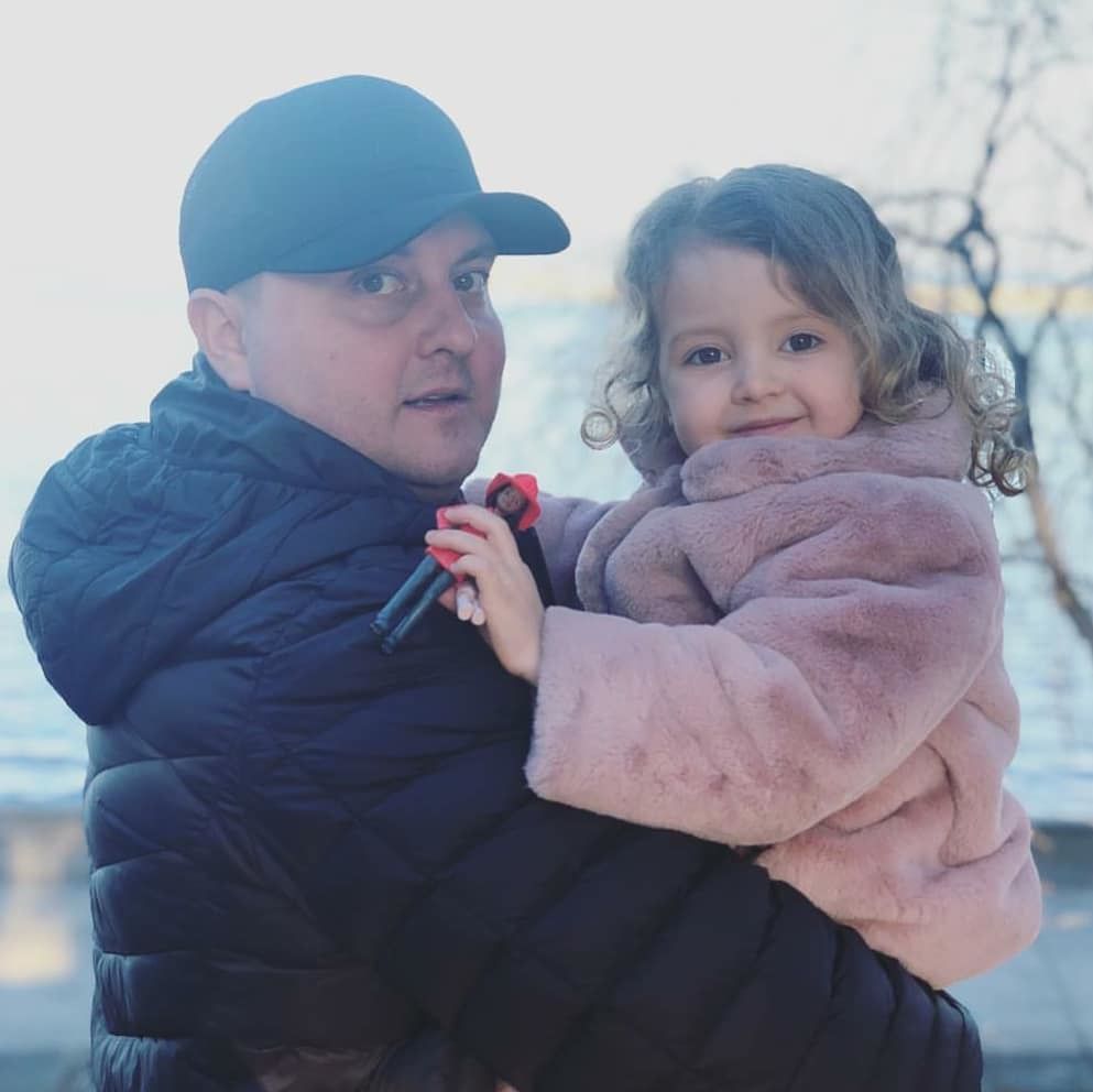 Юрій Ткач поділився з шанувальниками прикольним знімком з донькою. Копія тата!