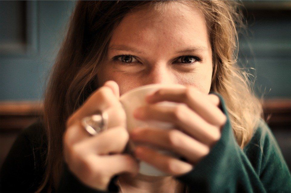 Вчені виявили, що любов до чаю або кави обумовлена генами людини. Люди обирають, який напій вжити вранці, під дією генів.
