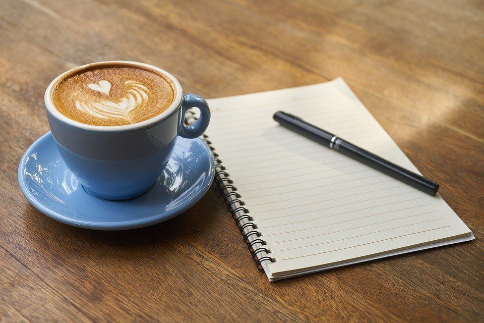 Вчені закликали пити каву перед прийняттям рішень. Як кофеїн впливає на два типи мислення людини.