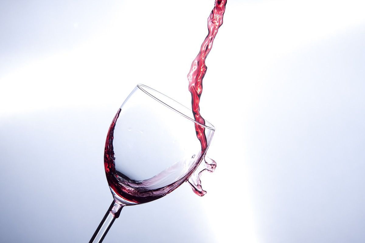 В Італійському містечку з кранів тече ігристе червоне вино. У місцевих жителів «здійснилася мрія» багатьох людей в світі: безкоштовний алкоголь з крану, замість води.
