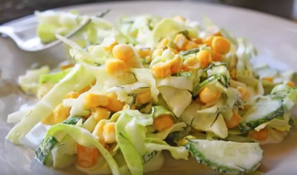 По-особливому смачний весняний салат з молодої капусти. Салат виходить ніжним і соковитим.