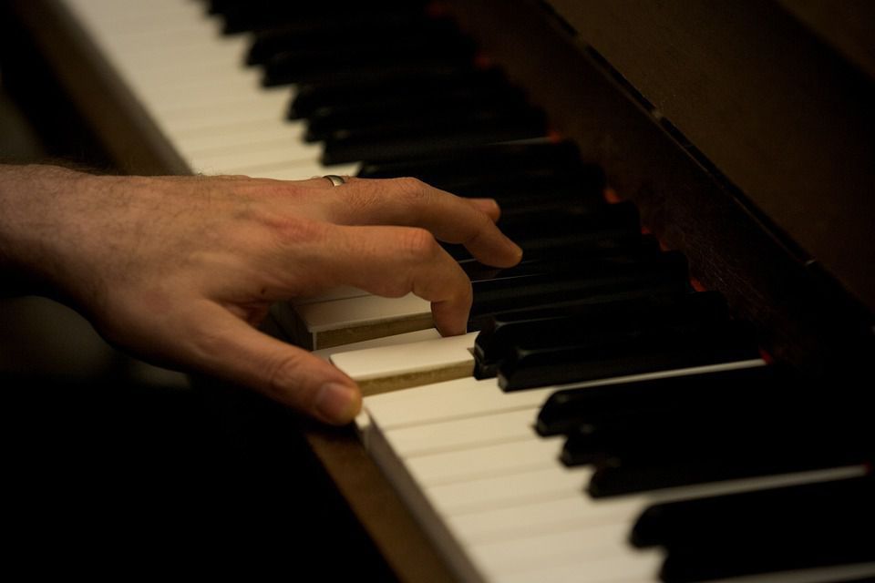 Вчені довели, що музична терапія сприяє одужанню хворих після інсульту. Музика допомагає швидше відновлюватися після інсульту.