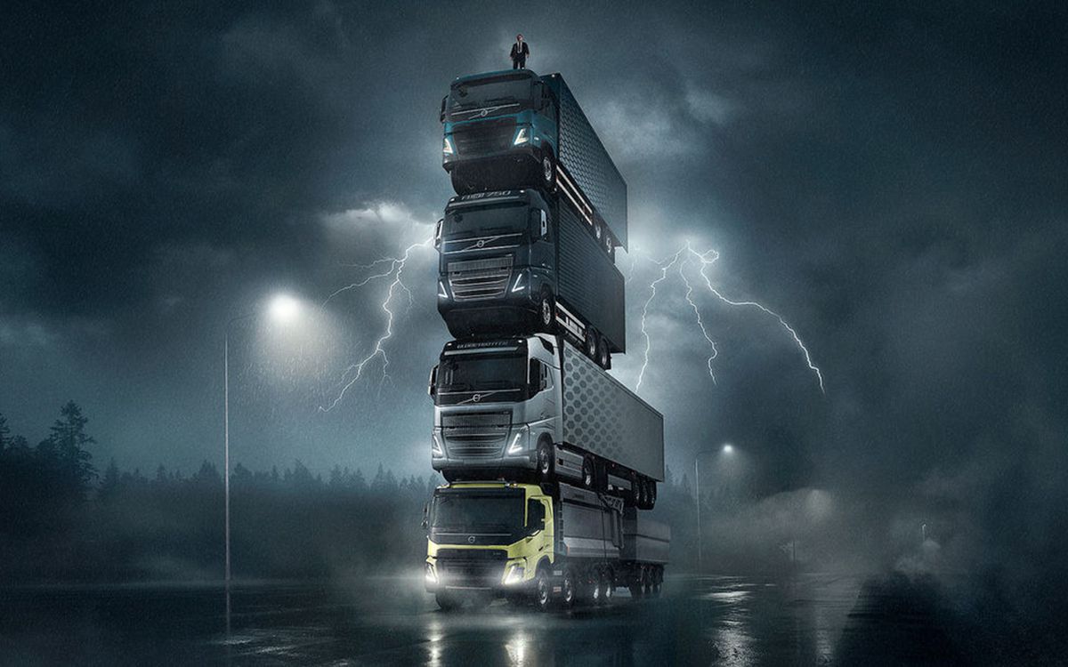 Компанія Volvo задля реклами побудувала вежу з 4 вантажівок, які їдуть і це не комп'ютерна графіка. Хлопці з Volvo як ніхто інший вміють робити рекламні ролики!