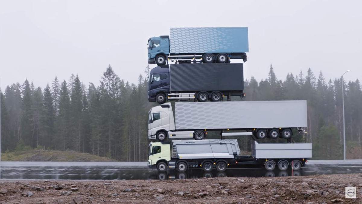 Компанія Volvo задля реклами побудувала вежу з 4 вантажівок, які їдуть і це не комп'ютерна графіка. Хлопці з Volvo як ніхто інший вміють робити рекламні ролики!