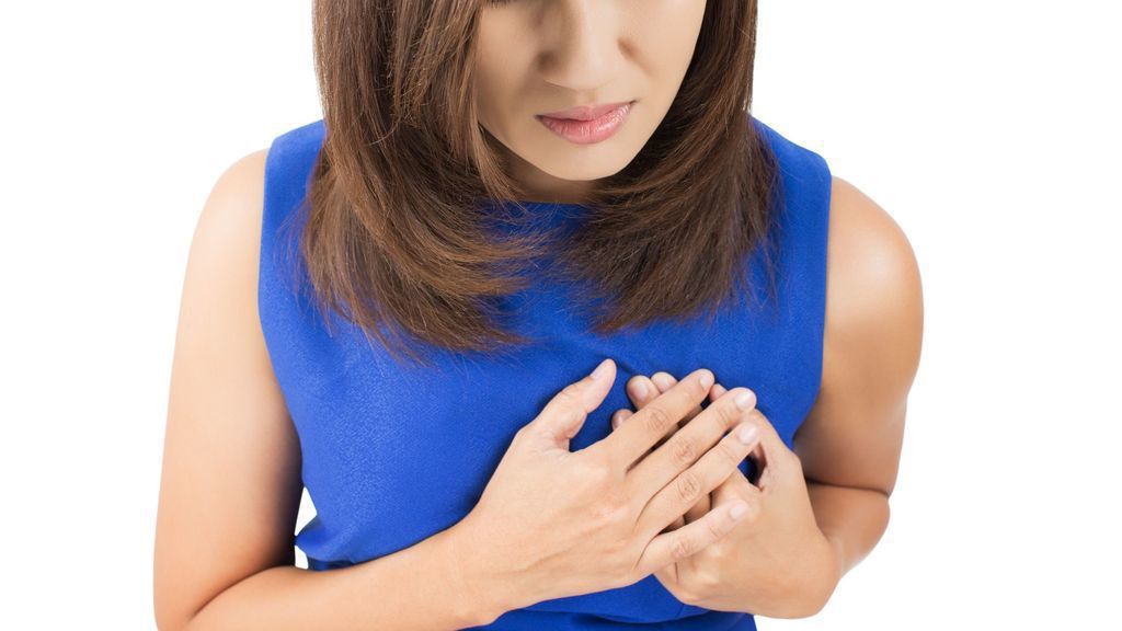 7 поширених причин, через які у жінок може відчуватися біль у грудях. Для болю у грудях є кілька причин.