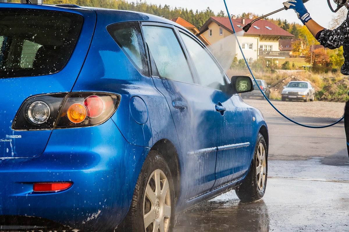 Важлива порада водіям: чому небезпечно мити автомобіль саме навесні. Чим така небезпечна весняна мийка автомобіля.