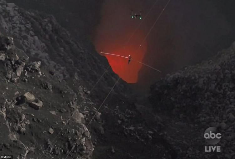 Американський канатоходець пройшов над жерлом активного вулкана з кип'ячою лавою. Видовище не для людей зі слабкими нервами.