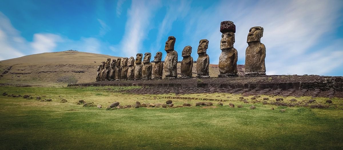 На острові Пасхи автомобіль зніс одну зі знаменитих статуй моаї. Чоловік зруйнував одну із знаменитих статуй острова Пасхи, врізавшись в неї на своїй вантажівці.