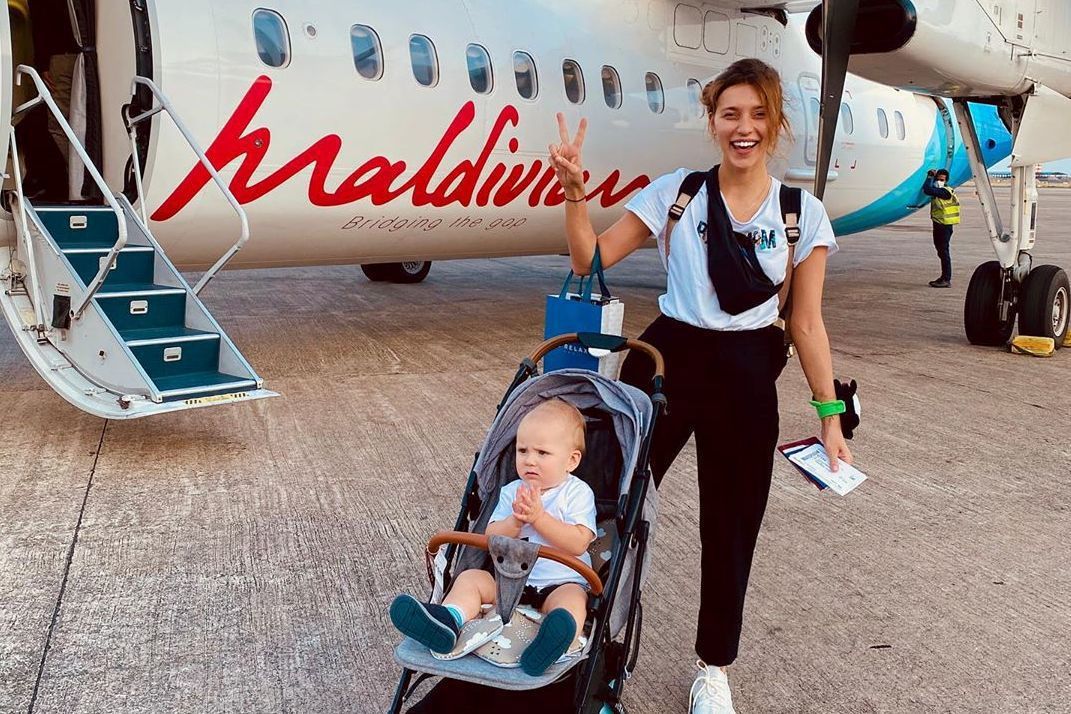 Регіна Тодоренко опублікувала фото з сином на березі океану, зроблене на Мальдівах. Ведуча зізналася, що нудьгує по грудному вигодовуванню.