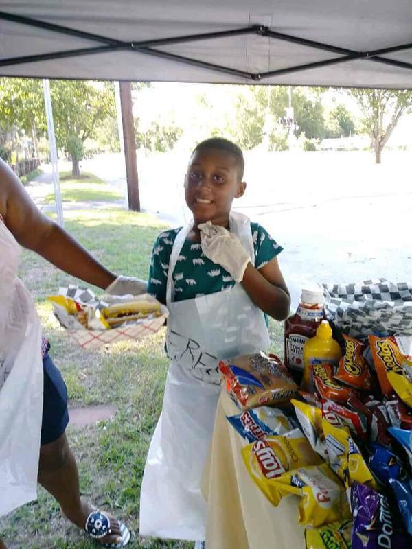 6-річний хлопчик накопичив гроші на поїздку у Діснейленд, але замість цього вирішив допомогти людям, які постраждали від сильного урагану. Замість здійснення своєї мрії хлопчик виявив чуйність і допоміг постраждалим від урагану.