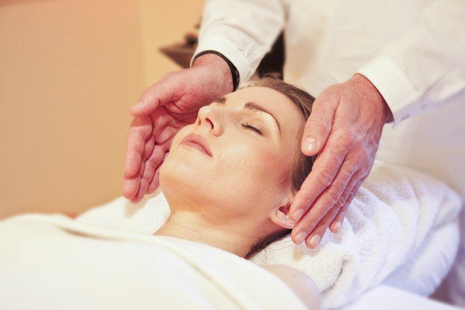 Косметологи розповіли, як правильно робити масаж обличчя, щоб не завдати шкоди шкірі. Основні правила масажу обличчя.