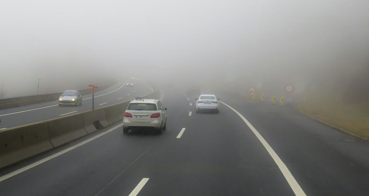Як звести до мінімуму ймовірність ДТП під час туману. У міжсезоння, коли ґрунт сильно просякнутий вологою, туман — досить звична картина, в тому числі й на дорогах.