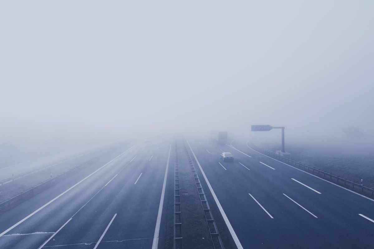 Як звести до мінімуму ймовірність ДТП під час туману. У міжсезоння, коли ґрунт сильно просякнутий вологою, туман — досить звична картина, в тому числі й на дорогах.