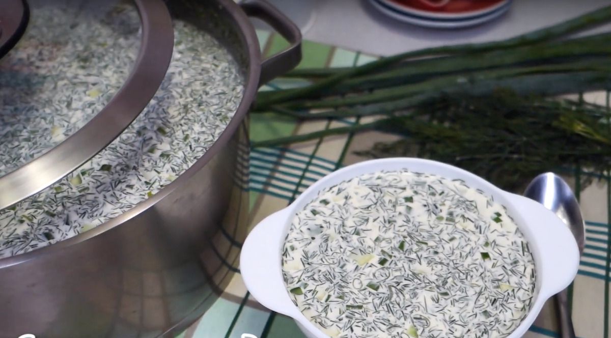 Окрошка на мінеральній воді зі сметаною. Приготувати таку окрошку на мінералці зі сметаною дуже просто і швидко.