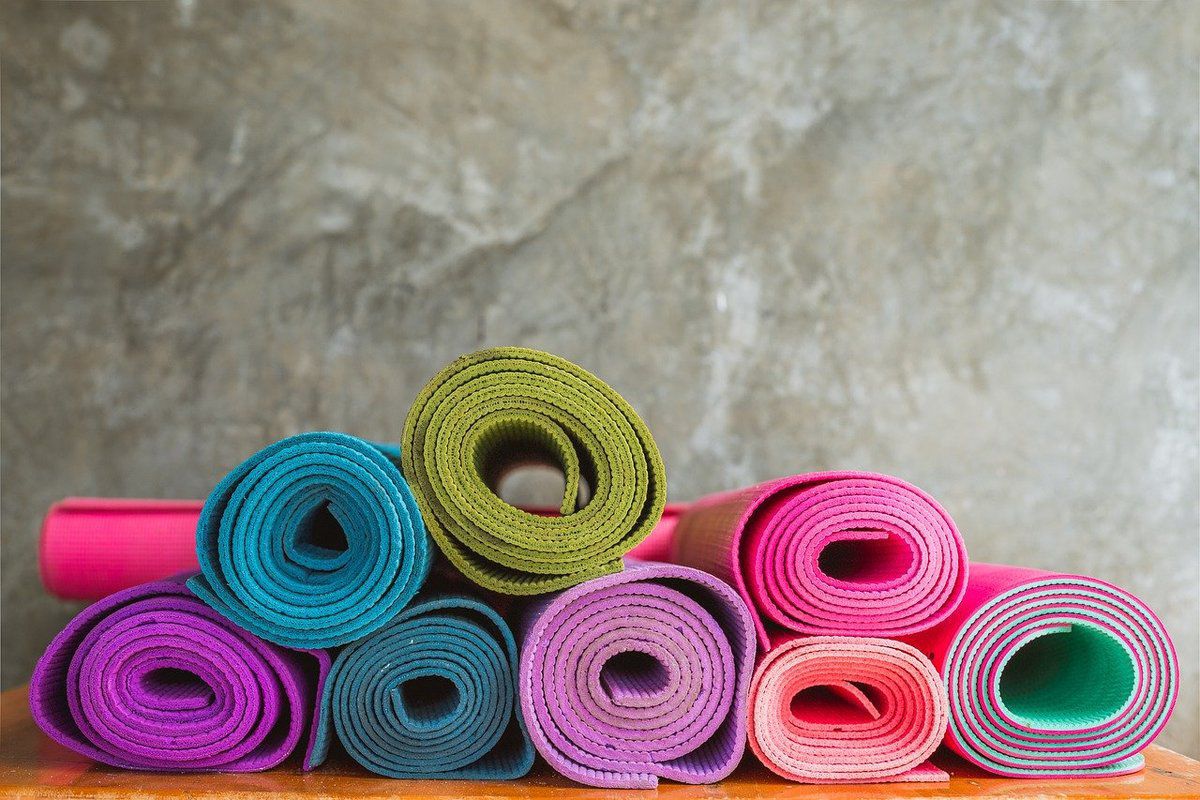 Які критерії потрібно враховувати при покупці килимка для йоги та фітнесу. Як обрати правильний килимок для йоги та фітнесу — рекомендації експерта.