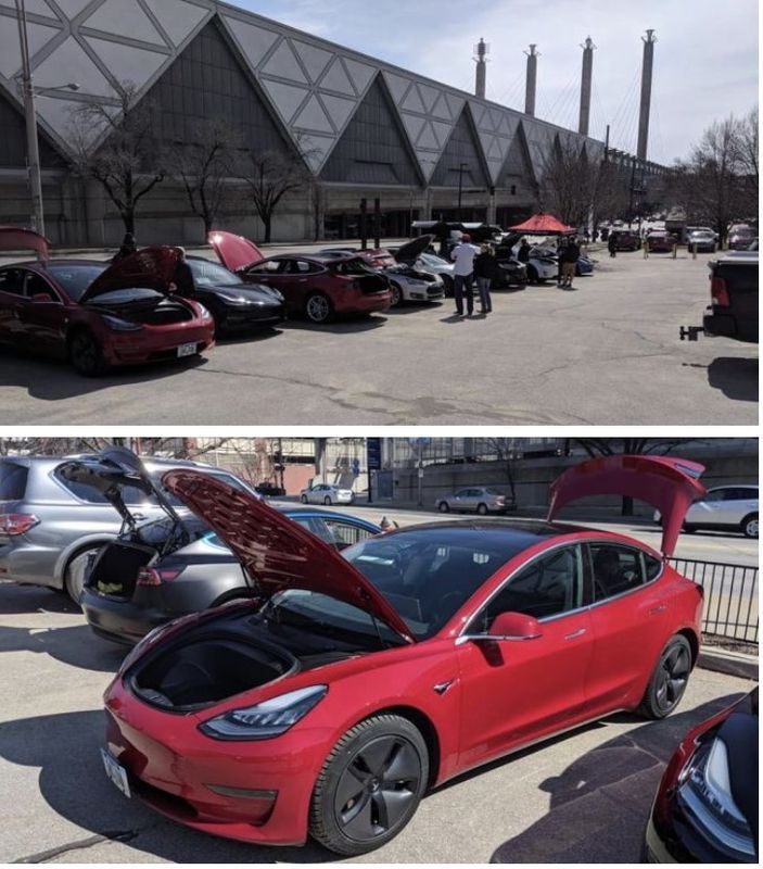 Компанії Tesla не дозволили брати участь у місцевій автомобільній виставці, але прихильники знайшли вихід. Дилери не пустили Теслу на автосалон, але власники помстилися власною виставкою.