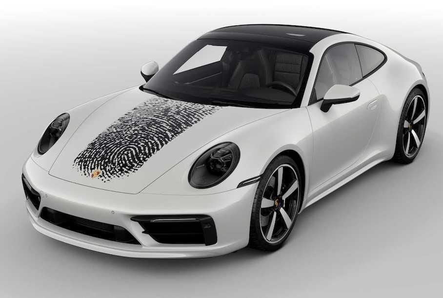 Власники автомобіля Porsche 911 зможуть нанести відбиток власного пальця на капот. Так виглядає нова система персоналізації автомобілів.