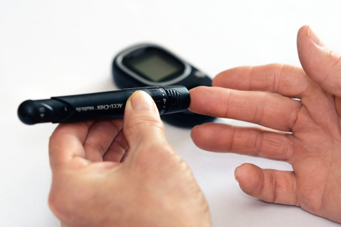 Як вчинити діабетикам, у яких рівень цукру в крові різко впав: 3 корисні поради. Діабетики мають знати, як впоратися з гіпоглікемією.