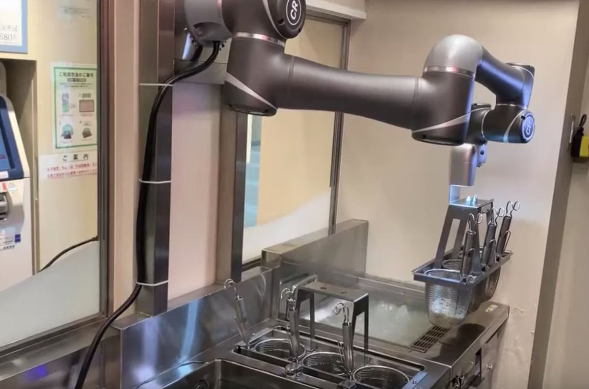 Як працює японський робот який готує їжу. Скоро вашому роботу-пилососу буде з ким пообідати.