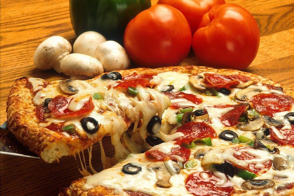 Дієтологи визнали піцу найбільш корисним сніданком. Найголовніше, снідаючи, потрібно обмежитися одним або двома шматочками.