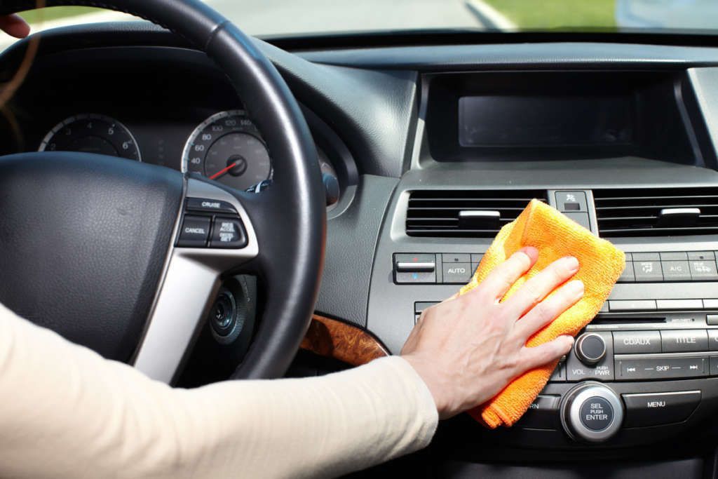 Прості поради, які допоможуть водіям правильно очистити та дезінфікувати автомобіль. Під час спалаху коронавірусу та інших захворювань важливо слідкувати не тільки за особистою гігієною, але і правильно очищати салон авто.