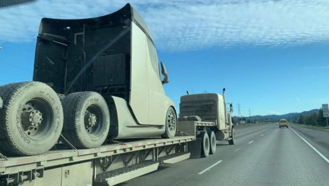 Tesla Semi пройшла випробування холодом і погодними умовами на Алясці. Випробування вантажного автомобіля Tesla Semi на Алясці підійшли до кінця.