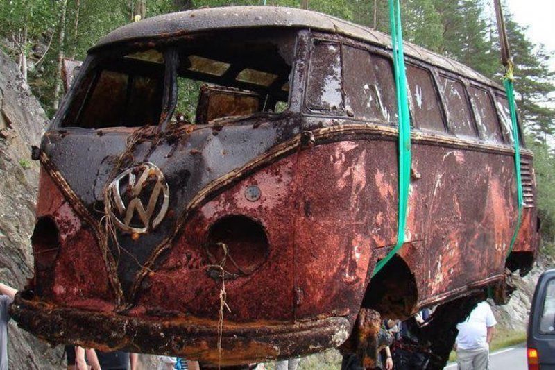 Дивовижна історія порятунку унікального Volkswagen з дна озера в Норвегії. У Норвегії підняли з дна озера VW Samba1957 року, який провів під водою 40 років.