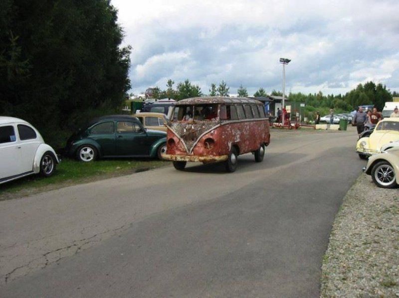 Дивовижна історія порятунку унікального Volkswagen з дна озера в Норвегії. У Норвегії підняли з дна озера VW Samba1957 року, який провів під водою 40 років.