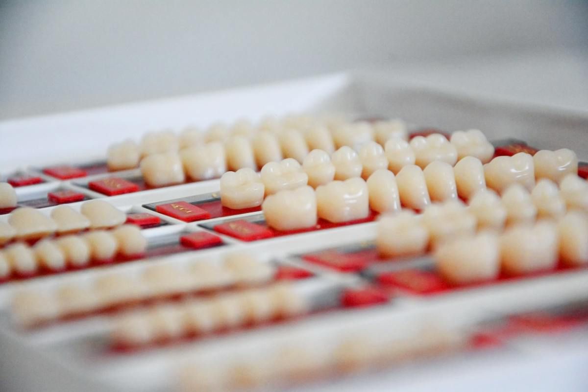 Зуби людей виявилися «літописом» їх життя. Дослідники проаналізували цемент зубів і з'ясували, що різні життєві умови можуть змінювати склад цієї тканини.