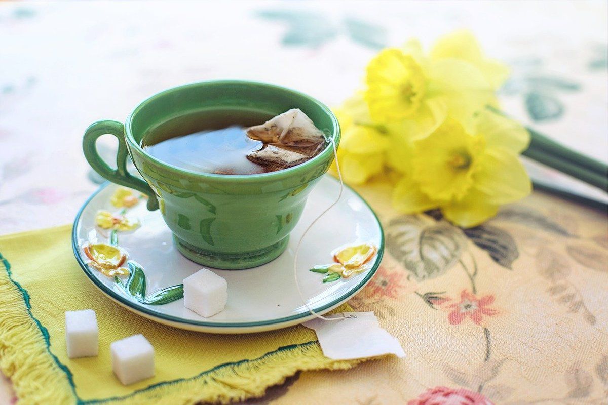 Зелений чай здатний позбавити шкіру від безлічі проблем. Зелений чай бореться з причинами запалення шкіри й уповільнює старіння.