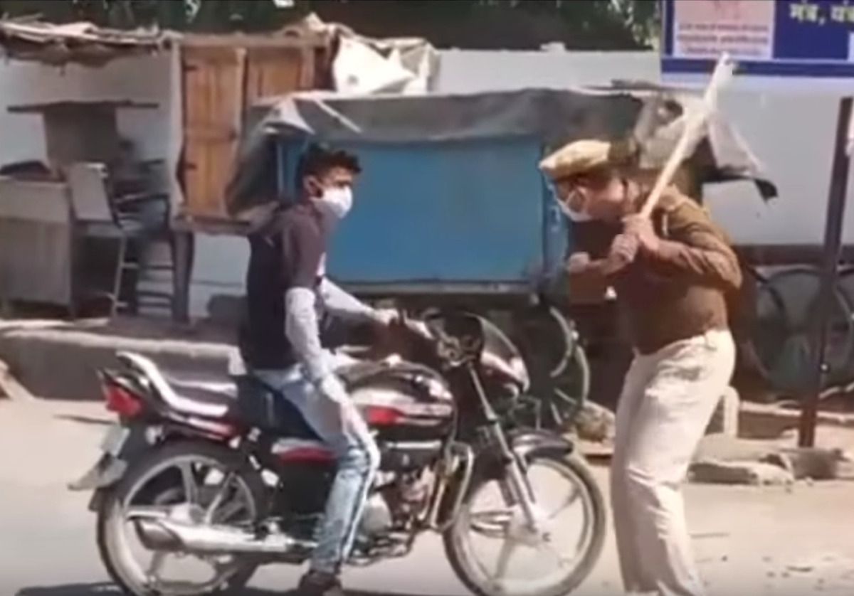 Ось як індійські поліцейські борються з порушниками карантину. Поліції було доручено змушувати городян дотримуватися правил.
