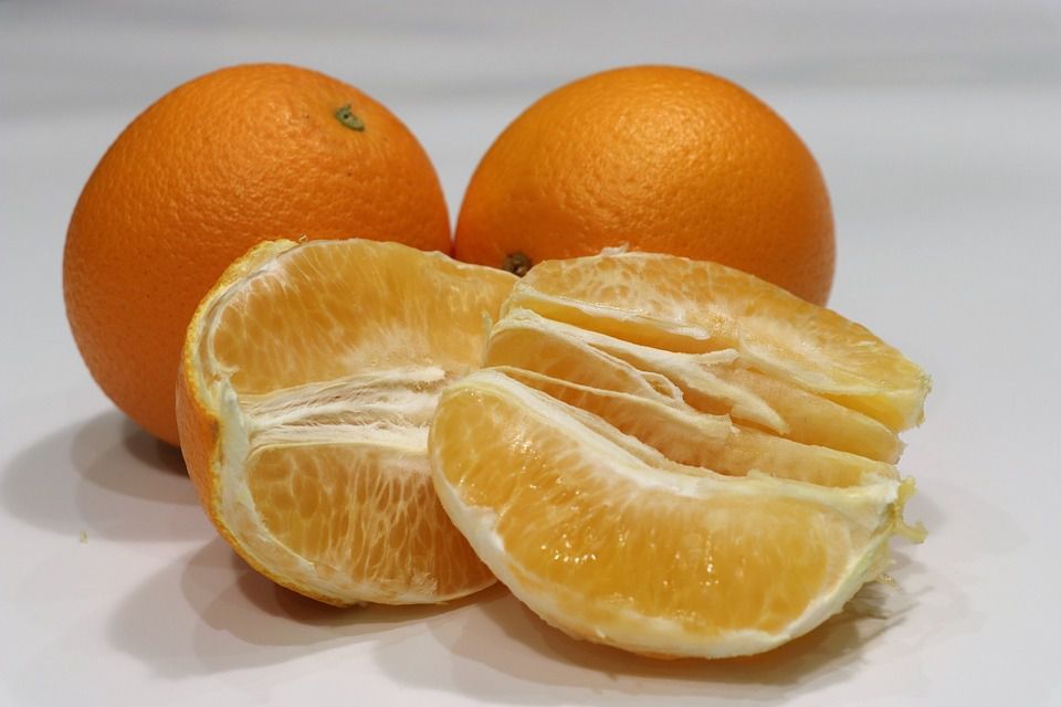 Як правильно чистити апельсин згідно з абхазьким методом. І зовсім не складно.