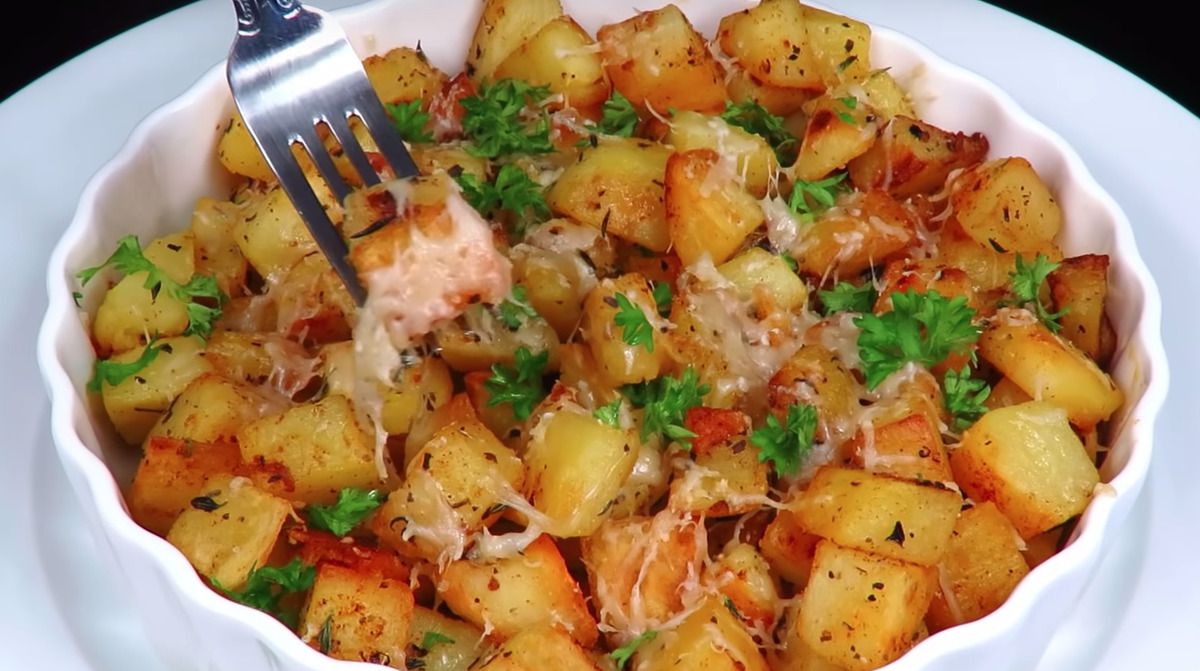 Ароматна картопля з хрусткою скоринкою — закохуються всі без винятку. Спробуйте, це ідеальна страва.