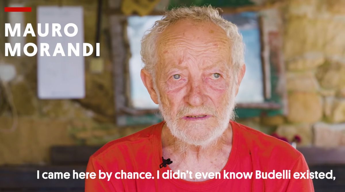 Чоловік, що живе на безлюдному острові розповів, як перенести самоізоляцію. Колишній вчитель фізкультури з Модени Мауро Моранді (йому зараз 81 рік) понад 30 років живе на безлюдному острові Буделлі в архіпелазі Ла-Маддалена в повній самоті.