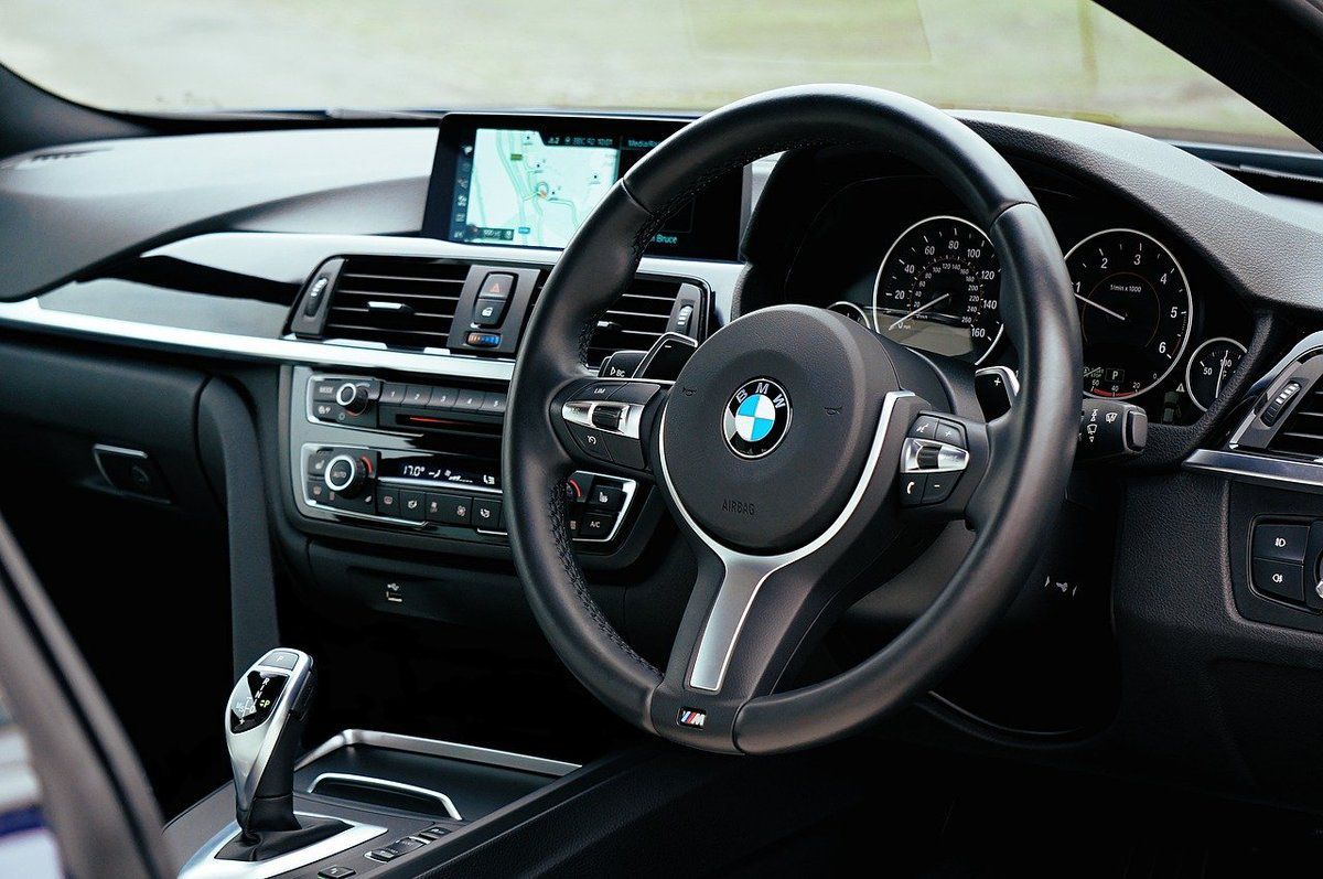 BMW працює над новою технологією, яка дозволить керму змінювати форму на очах водія. Автоконцерн планує використовувати таке кермо у своїх майбутніх автомобілях.