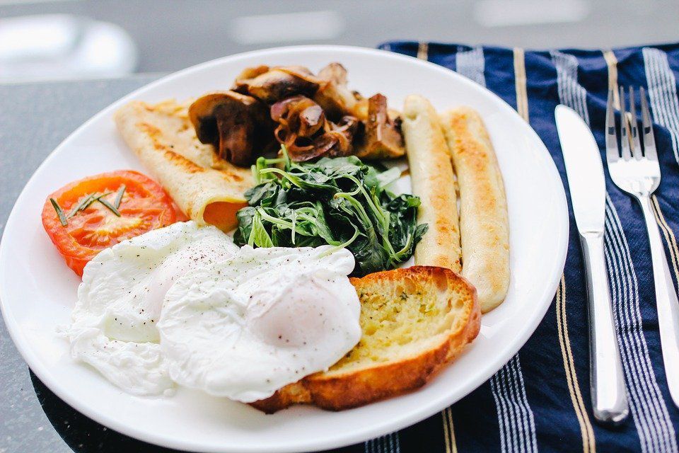 Щільний сніданок допомагає швидше спалювати калорії та позбутися від зайвих кілограмів. Після ранкового приймання їжі збільшується швидкість метаболізму.