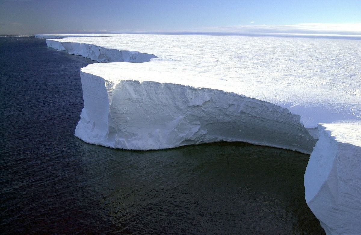 Льодовик в Антарктиді може впасти піднявши рівень Світового океану на півтора метра. Крижаний щит, який знаходиться на вершині найглибшого каньйону землі, стоїть на хиткій землі.