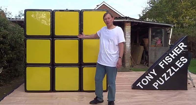 Британець виготовив найбільший функціональний кубик Рубіка у світі з дивовижною висотою. Любитель головоломок втілив в реальність свою мрію та потрапив в Книгу рекордів Гіннеса.