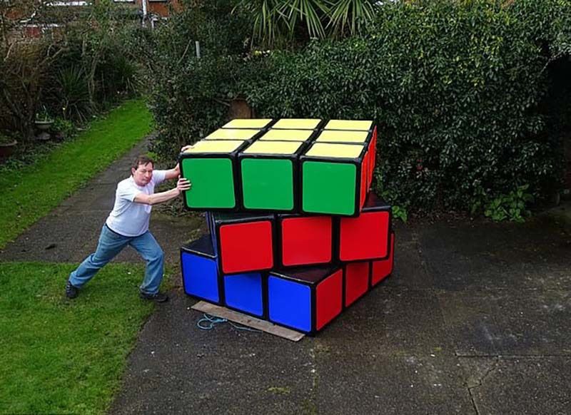 Британець виготовив найбільший функціональний кубик Рубіка у світі з дивовижною висотою. Любитель головоломок втілив в реальність свою мрію та потрапив в Книгу рекордів Гіннеса.