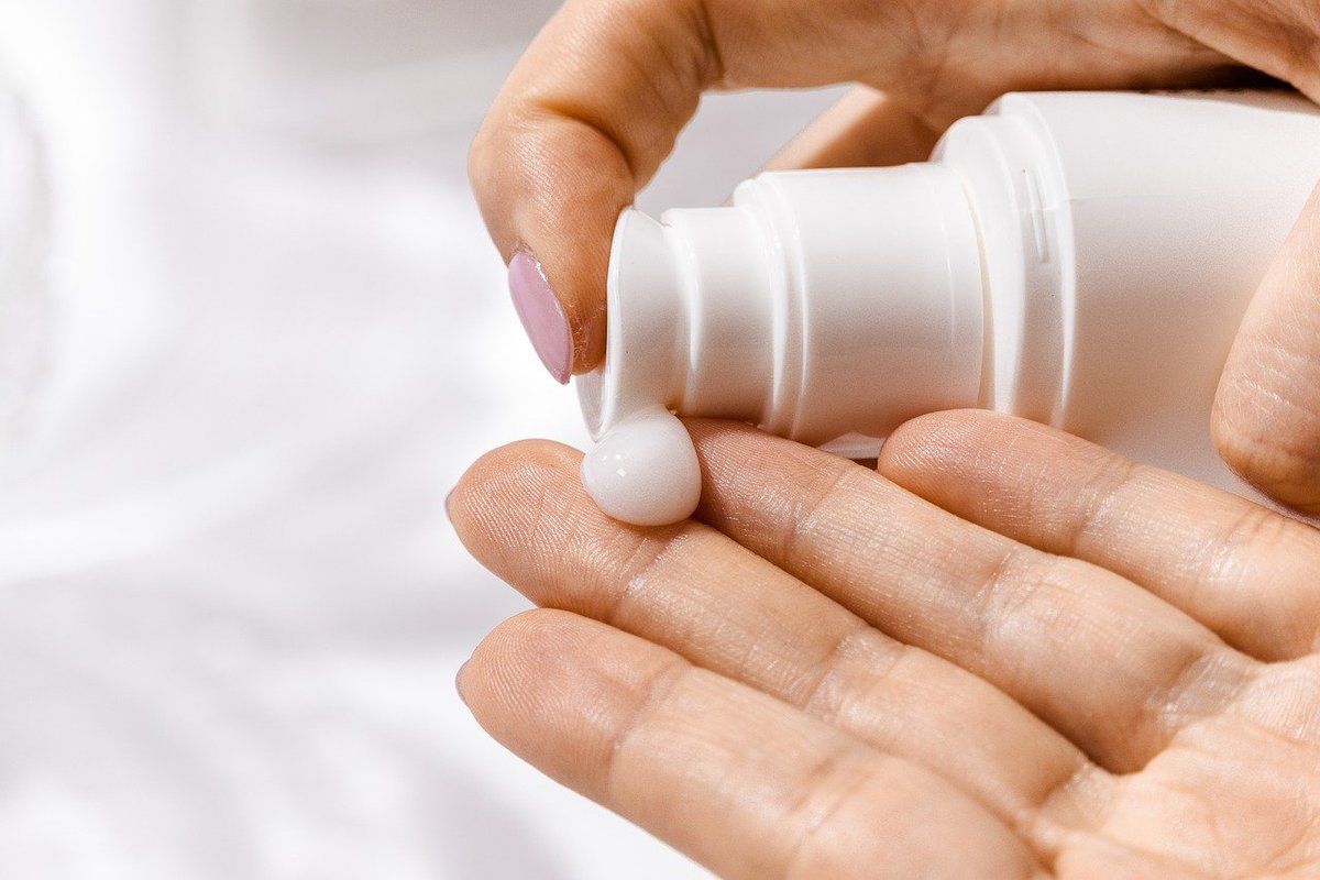 Як доглядати за шкірою рук, якщо доводиться часто їх мити: 7 корисних порад. Ці поради допоможуть підтримати шкіру рук здоровою та гарною.