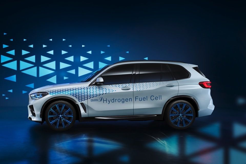 BMW і Toyota вже планують серійний випуск автомобіля на водневому паливі з нульовим вихлопом. Серійний автомобіль буде готовий вже у 2022 році.