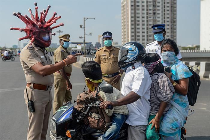 В Індії поліцейські дуже оригінальним способом вирішили боротися з порушниками карантину. Поліцейський в Індії носить шолом, яким лякає тих, хто відмовляється залишатися вдома.