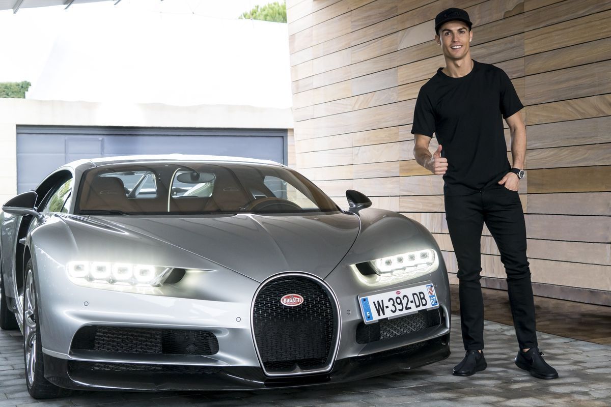 Кріштіану Роналду вирішив розважити себе в карантині, придбавши рідкісний Bugatti Centodieci за 9,5 мільйона євро. Колекцію авто Кріштіану Роналду поповнить новий Bugatti Centodieci.
