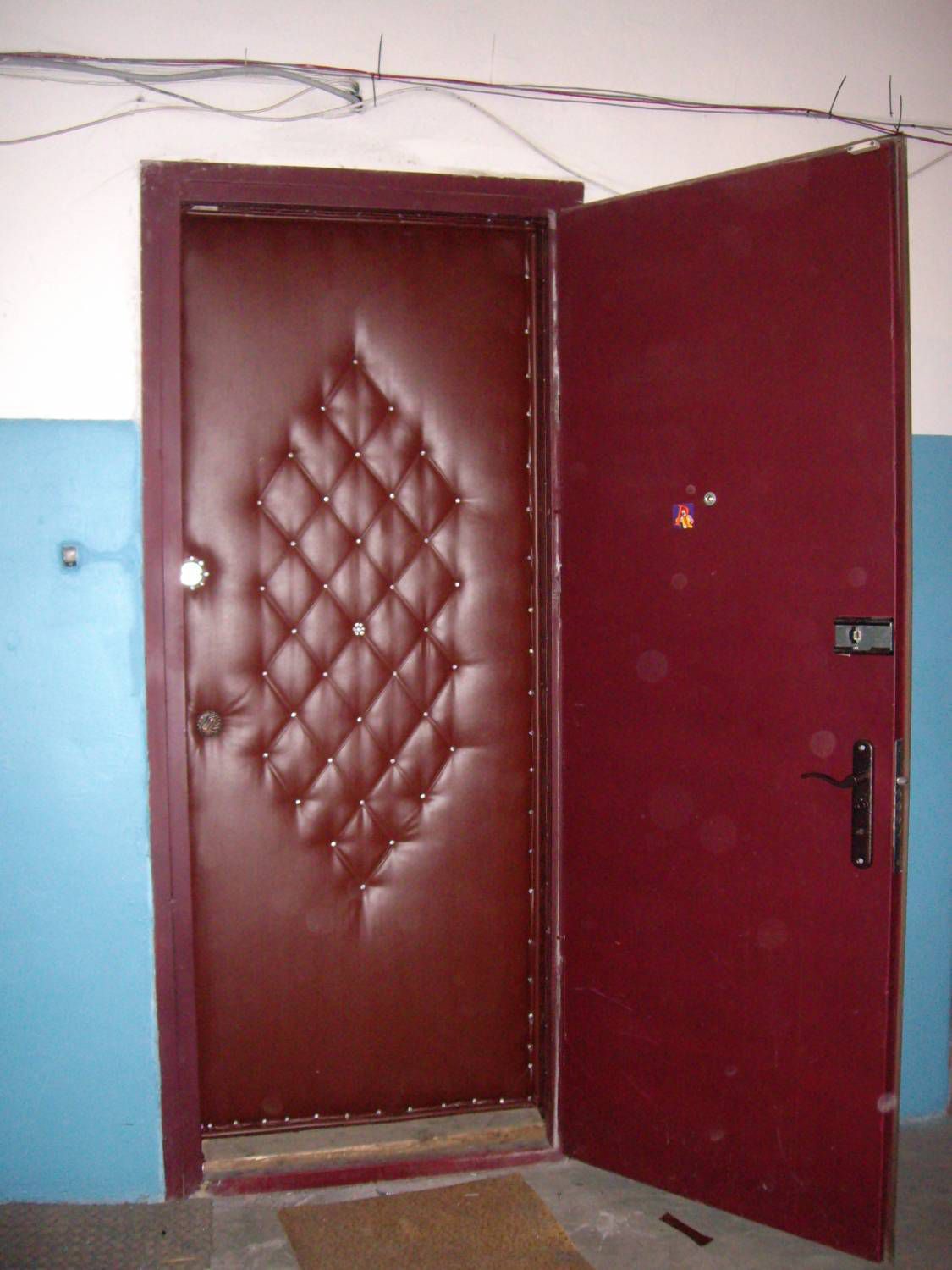 Навіщо в СРСР робили оббивку вхідних дверей зі шкіри або дерматину. Багато з тих, хто жив ще в Радянському Союзі, пам'ятають вхідні квартирні двері, обшиті з однієї зі сторін дерматином або шкірою.